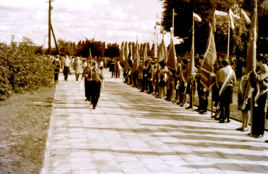 Plik:1966 Odsłonięcie pomnika harcerzy w Gdyni. Watra 062 fot. Z.Żochowski.jpg