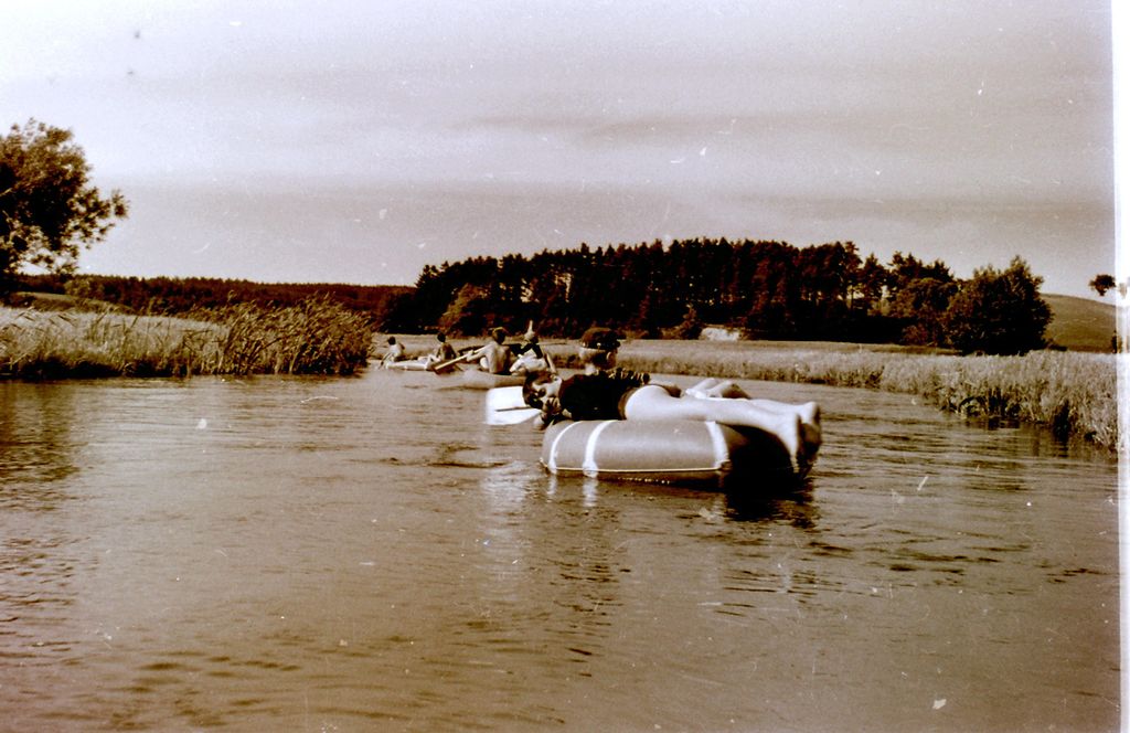 Plik:1968 Radunia. Spływ pontonowy. Watra 012 fot. Z.Żochowski.jpg