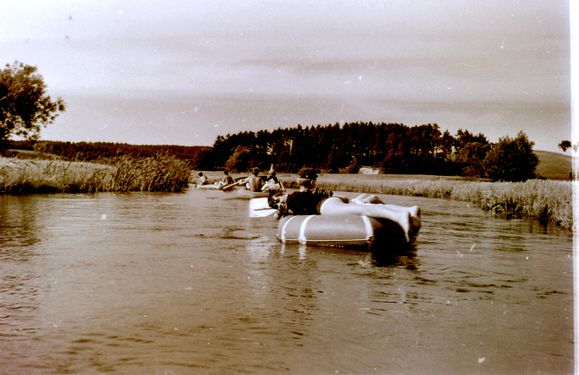 1968 Radunia. Spływ pontonowy. Watra 012 fot. Z.Żochowski.jpg