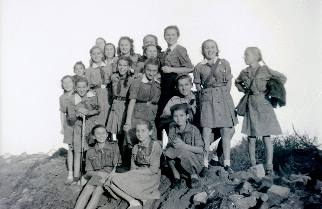 Plik:1947-49 Harcerze odgruzowują Gdańsk. Watra 003 fot. Z.Żochowski.jpg