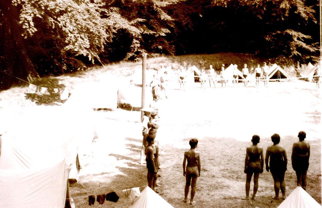 Plik:1966-69 Obóz wędrowny Wyspa Wolin, Szczecin. Watra 077 fot. Z.Żochowski.jpg