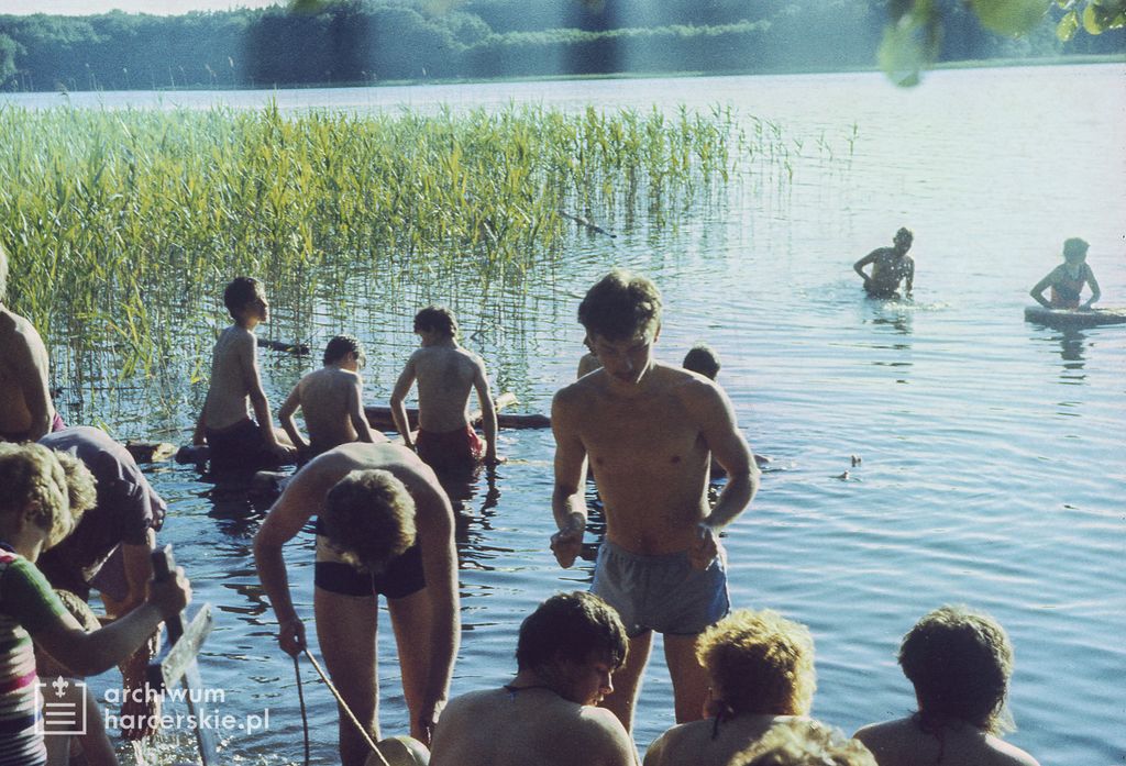 Plik:1987-07 Sąpy. jez.Jeziorak.Obóz Gniazdo. Szarotka 001 fot. J.Kaszuba.jpg
