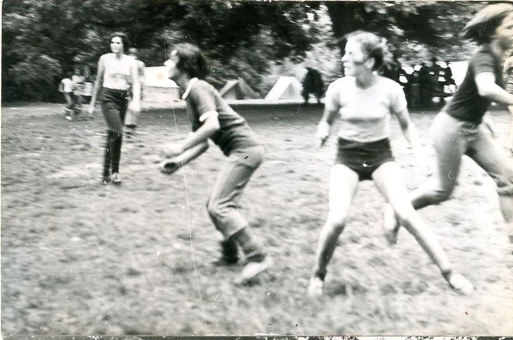Plik:1978 Góry Świętokrzyskie. Obóz wędrowny Szczepu SP 10 Gdynia. 22 GDH177 fot. D.Zabrocki.jpg