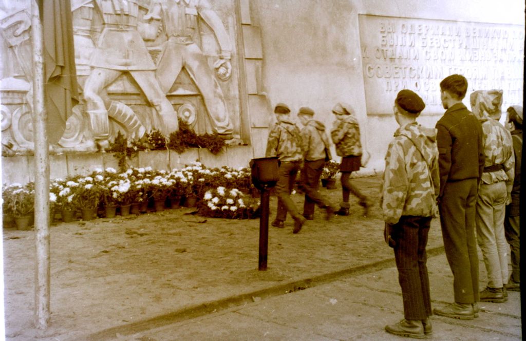 Plik:1966 Odsłonięcie pomnika harcerzy w Gdyni. Watra 048 fot. Z.Żochowski.jpg