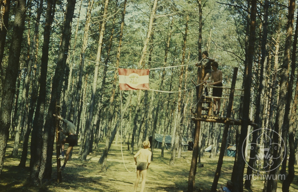 Plik:1982 Obóz kręgu ZAWISZA z Lublina Schron, Bor i Starówka Wierna Rzeka 062.jpg