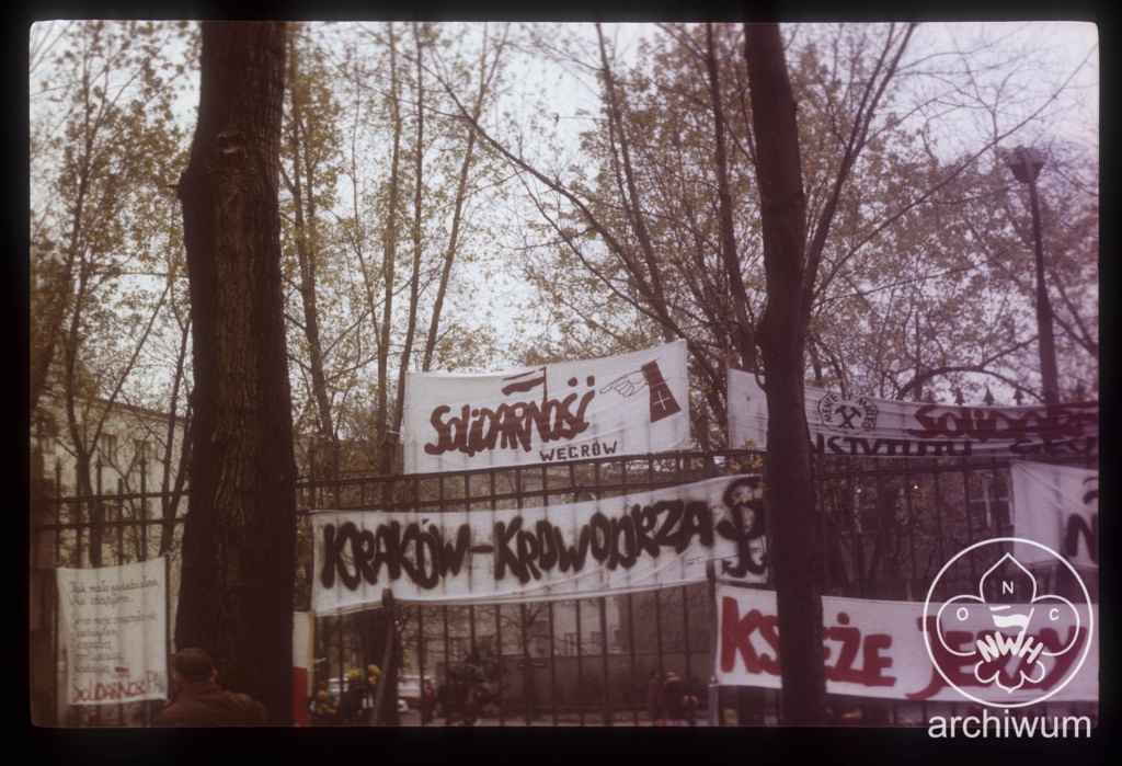 Plik:1984-11 Warszawa Pogrzeb ks. Jerzego Popieluszki 34.jpg