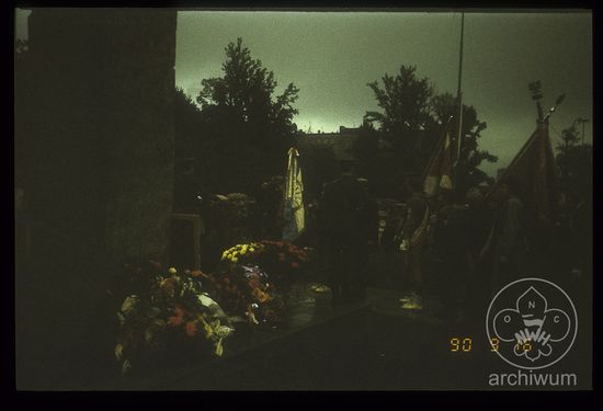 1990-04 Łodź pomnik katynski 021.jpg