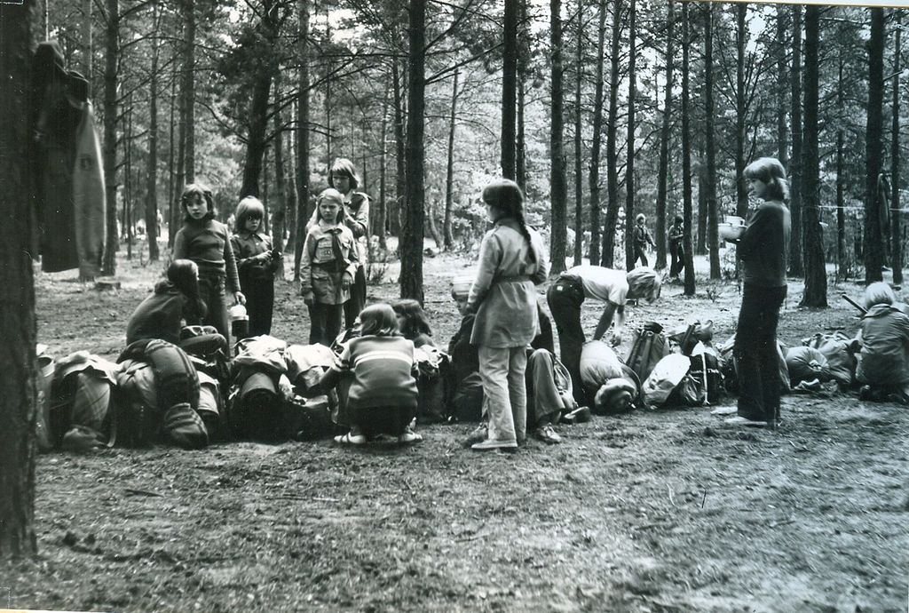 Plik:1976 Miedzno. Obóz stały Szczepu SP 10 Gdynia. 22 GDH034 fot. D.Zabrocki.jpg