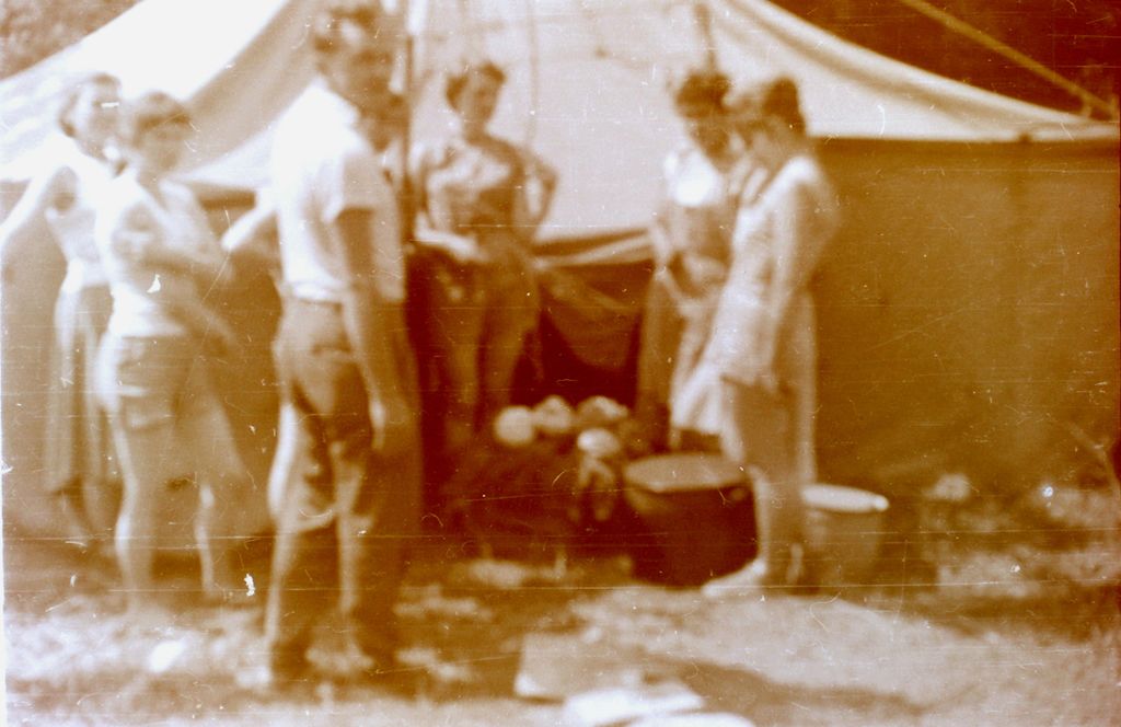 Plik:1957-58 Obóz stały w Bieszczadach. Watra 153 fot. Z.Żochowski.jpg
