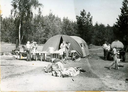 1977 Miedzno. Obóz stały Szczepu SP 10 Gdynia. 22 GDH041 fot. D.Zabrocki.jpg