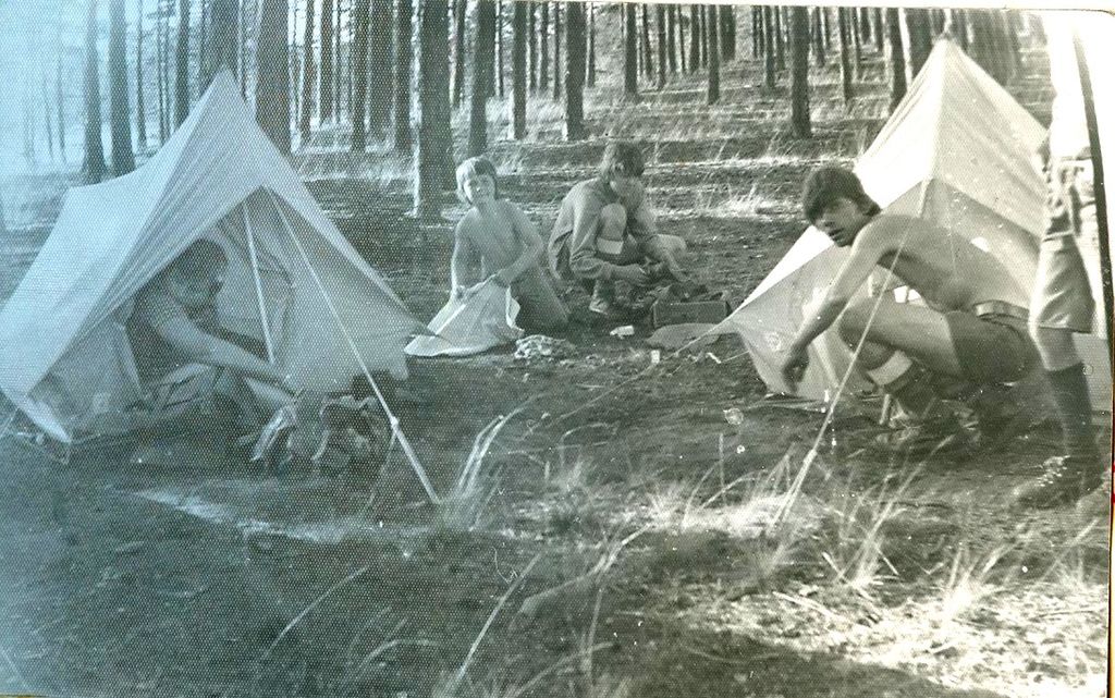 Plik:1977 Miedzno. Obóz stały Szczepu SP 10 Gdynia. 22 GDH044 fot. D.Zabrocki.jpg