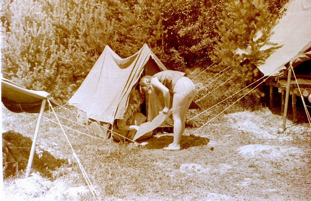 Plik:1957-58 Obóz stały w Bieszczadach. Watra 082 fot. Z.Żochowski.jpg