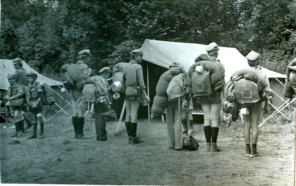 Plik:1978 Góry Świętokrzyskie. Obóz wędrowny Szczepu SP 10 Gdynia. 22 GDH190 fot. D.Zabrocki.jpg