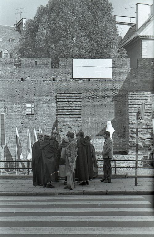 Plik:1983 1-2 X Odsłonięcie pomnika Małego Powstańca. Szarotka021 fot. J.Kaszuba.jpg