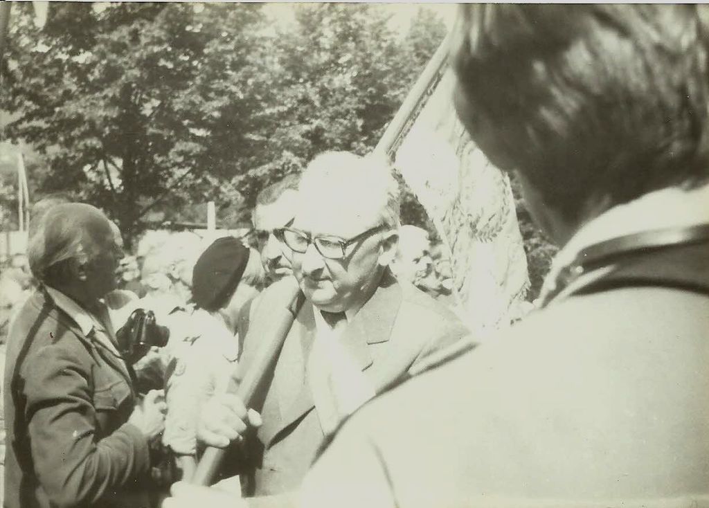 Plik:1984 Szczawa. Zlot byłych partyzantów AK z udziałem harcerzy. Szarotka012 fot. J.Kaszuba.jpg