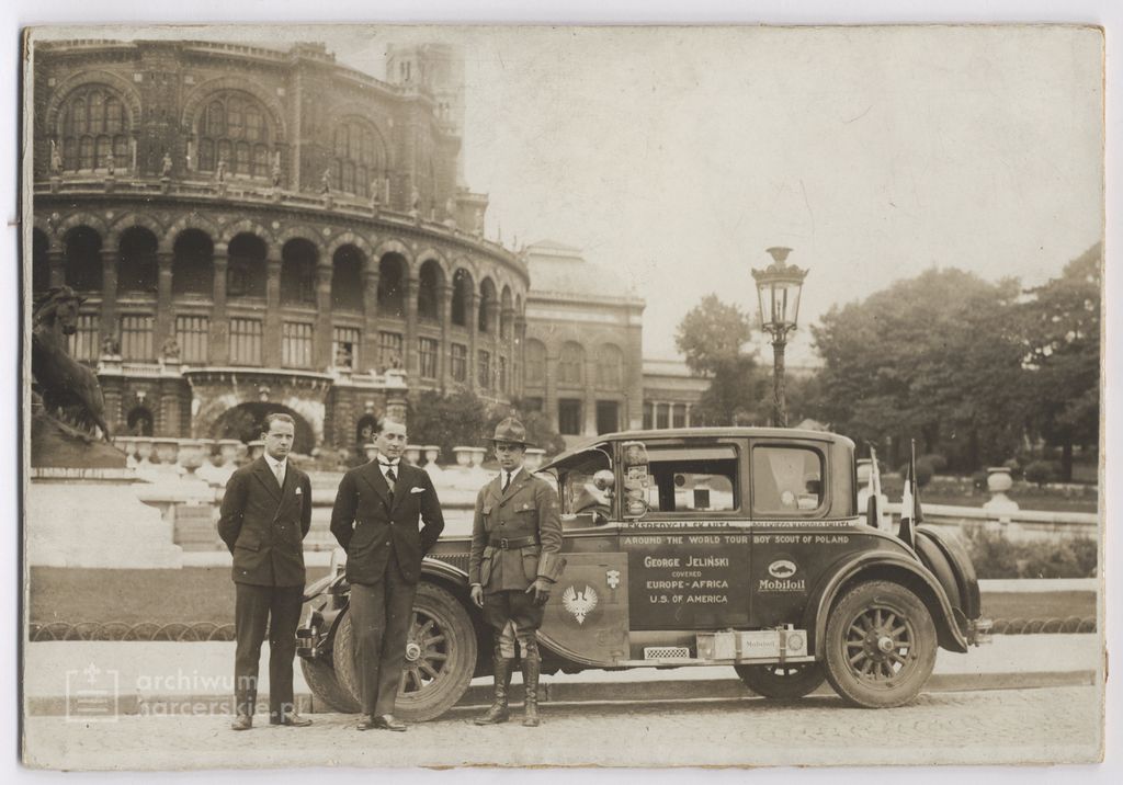 Plik:1928-10-12 Francja Paryż The Trocadero, Exposition Universal.jpg