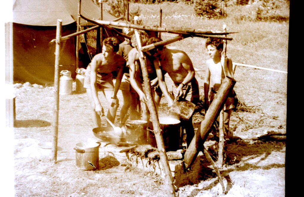 Plik:1957-58 Obóz stały w Bieszczadach. Watra 057 fot. Z.Żochowski.jpg