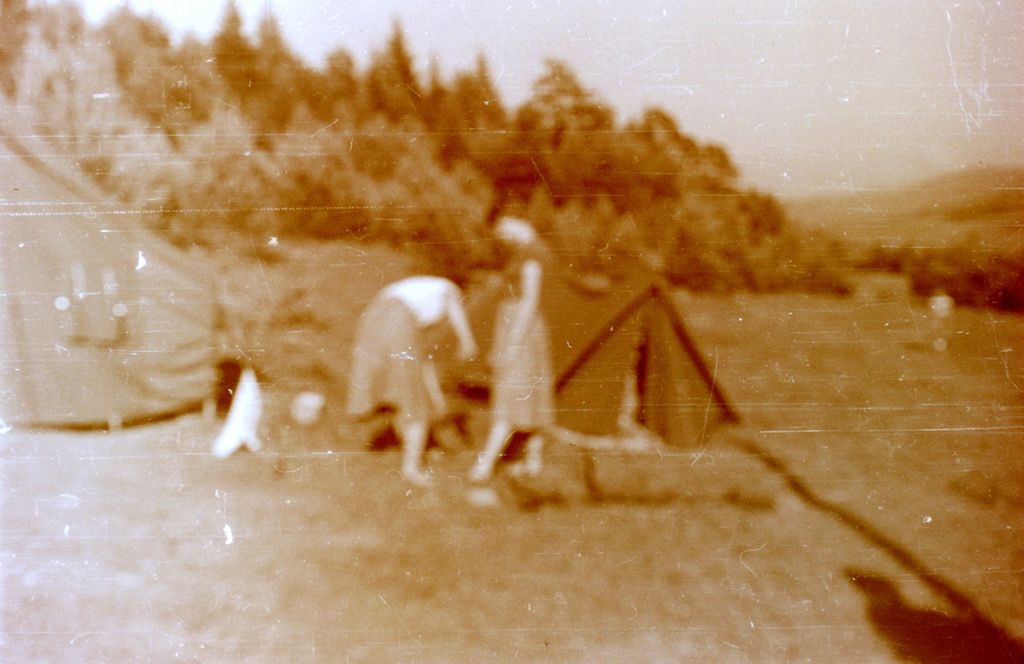 Plik:1957-58 Obóz stały w Bieszczadach. Watra 146 fot. Z.Żochowski.jpg