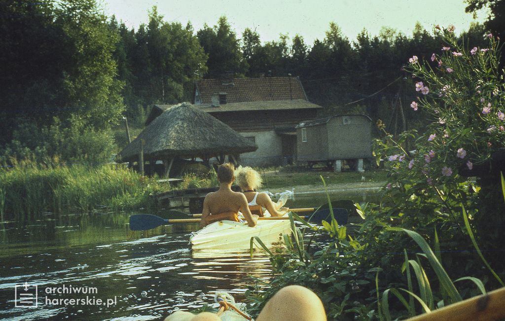 Plik:1989-08 Spływ kajakowy. Wda. Szarotka 036 fot. J.Kaszuba.jpg