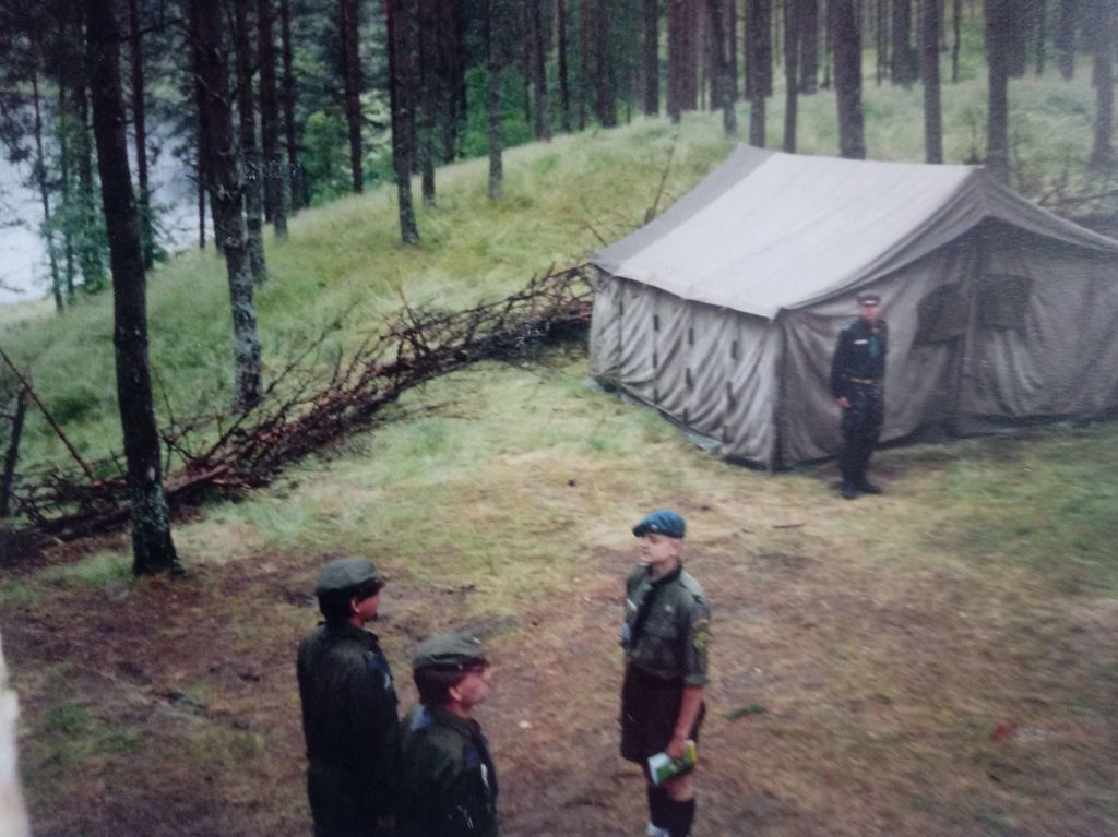 Plik:2001 Trzebuń. Obóz stały 95 GDH. Szarotka010 fot. P. i J. Ojowscy.jpg