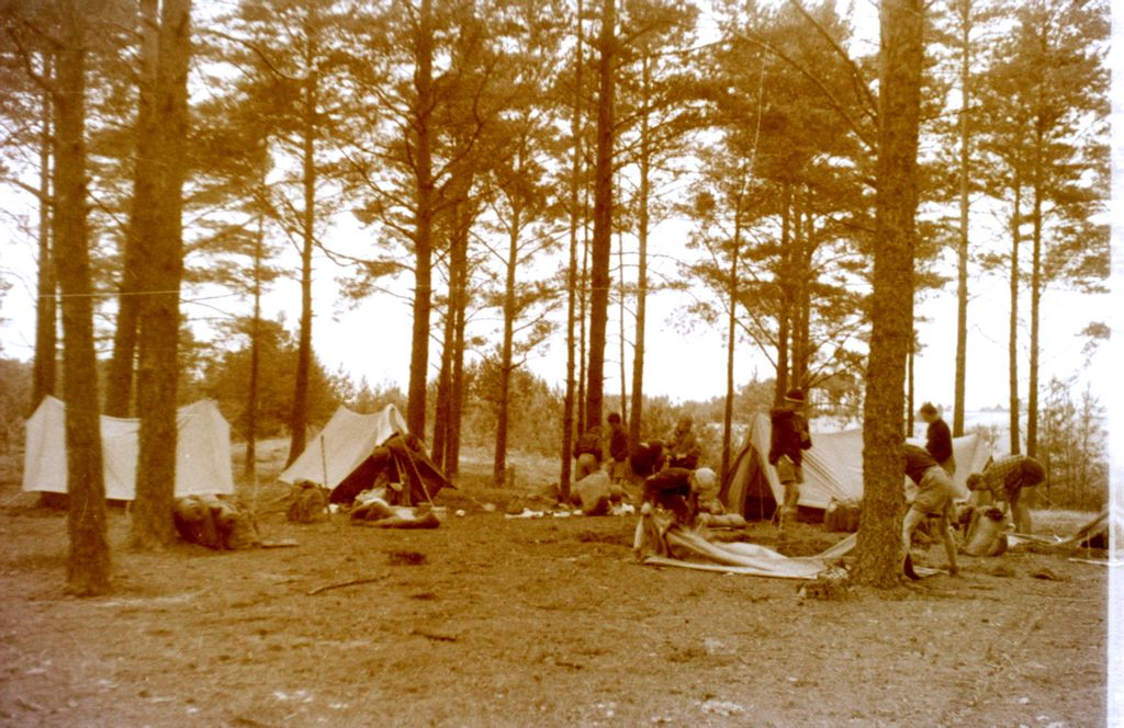 Plik:1956-60 Obóz harcerzy z Gdyni. Watra025 fot. Z.Żochowski.jpg