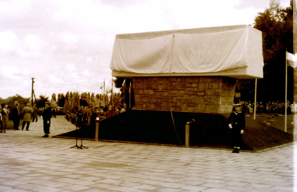 Plik:1966 Odsłonięcie pomnika harcerzy w Gdyni. Watra 063 fot. Z.Żochowski.jpg