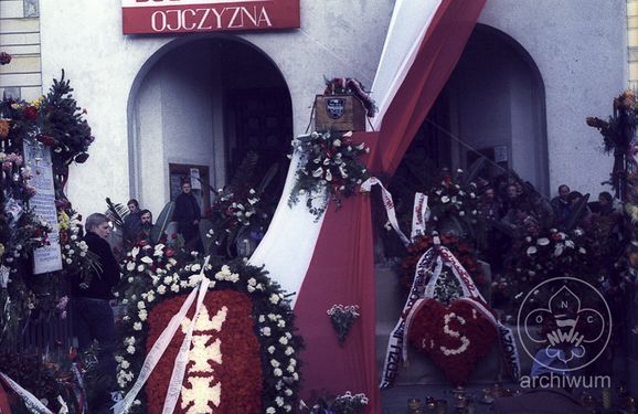 1984-11 Warszawa pogrzeb ks. Jerzego Popiełuszki Szczep Puszcza 012.jpg