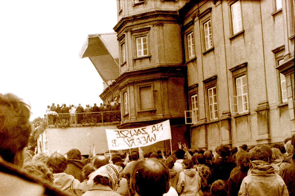 Plik:1985 Czestochowa. Pielgrzymka harcerska. Szarotka028 fot. Jacek Kaszuba.jpg