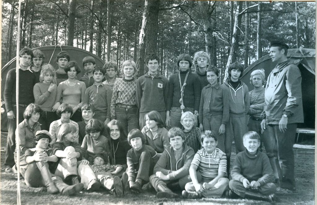 Plik:1977 Miedzno. Obóz stały Szczepu SP 10 Gdynia. 22 GDH100 fot. D.Zabrocki.jpg
