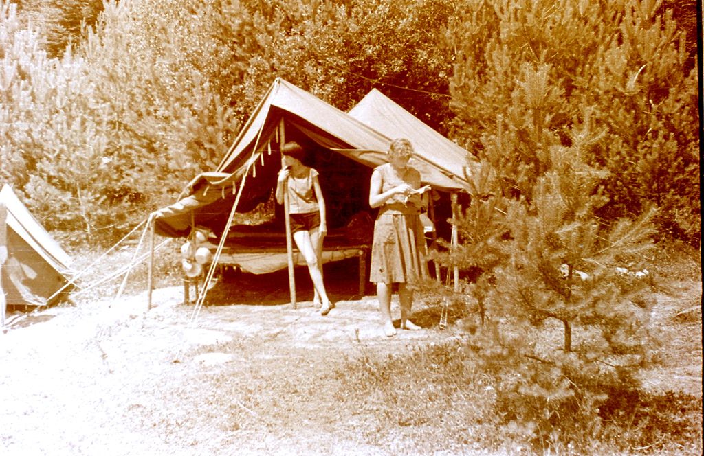 Plik:1957-58 Obóz stały w Bieszczadach. Watra 081 fot. Z.Żochowski.jpg