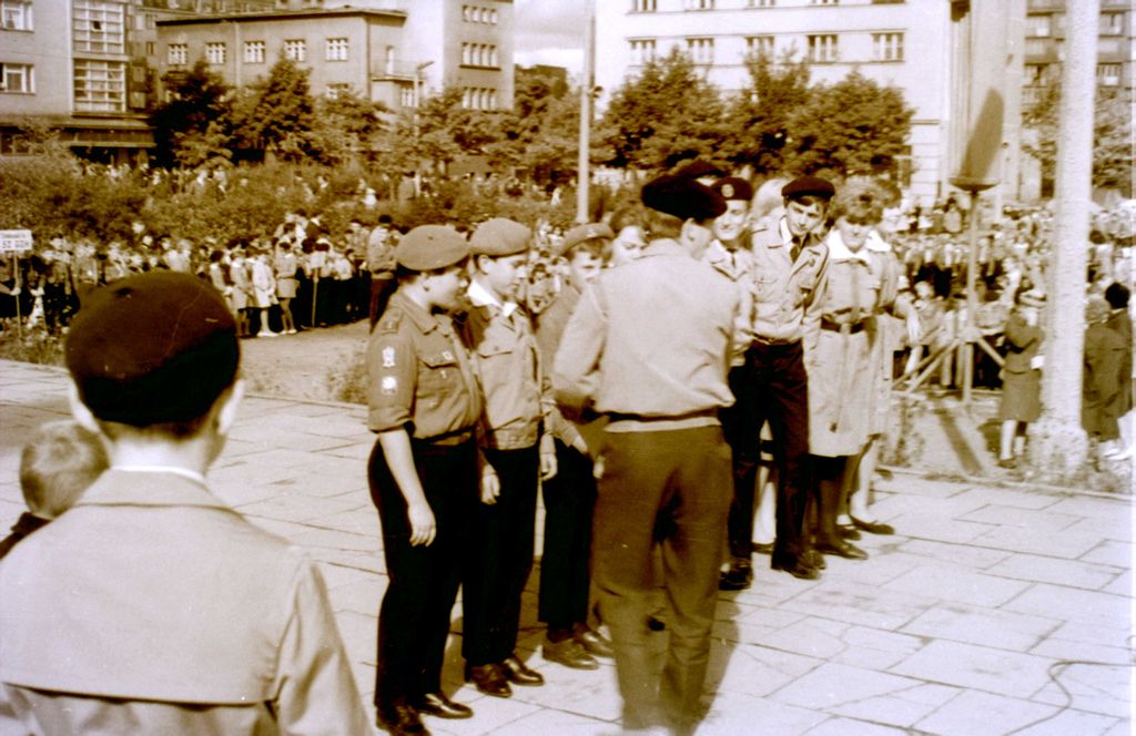 Plik:1966 Odsłonięcie pomnika harcerzy w Gdyni. Watra 056 fot. Z.Żochowski.jpg