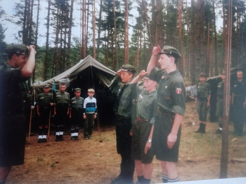 Plik:2000 Trzebuń. Obóz 95 GDH. Szarotka009 fot. P. i J. Ojowscy.jpg