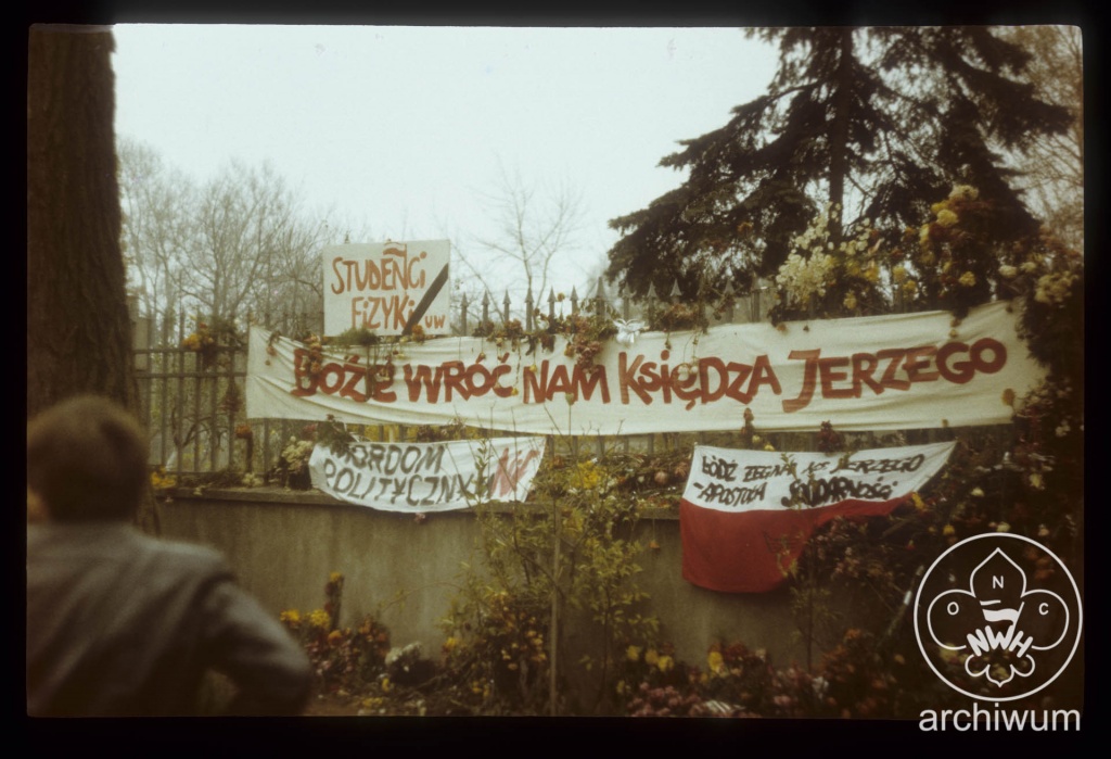 Plik:1984-11 Warszawa Pogrzeb ks. Jerzego Popieluszki 13.jpg
