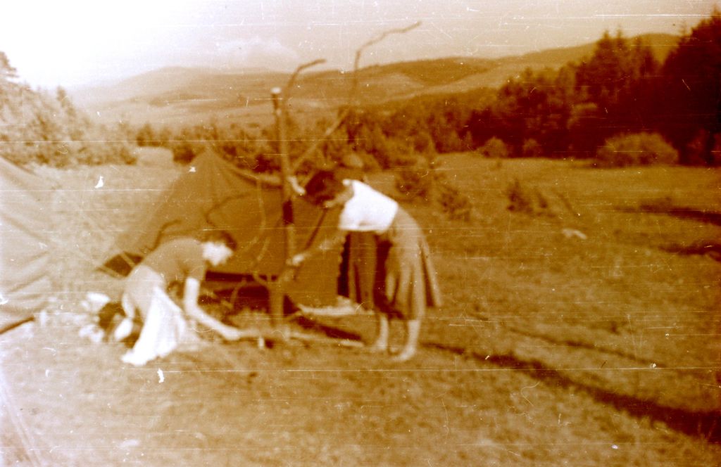 Plik:1957-58 Obóz stały w Bieszczadach. Watra 151 fot. Z.Żochowski.jpg