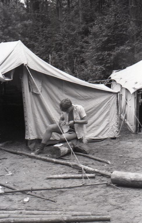 Plik:1985-07 08 Jez.Białe k. Machar Szarotka obóz stały Buchtowisko 233 fot. J.Kaszuba.jpg