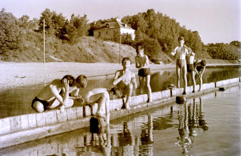 Plik:1956-58 Gdynia. Zlot lub manewry harcerskie. Watra002 fot. Z.Żochowski.jpg
