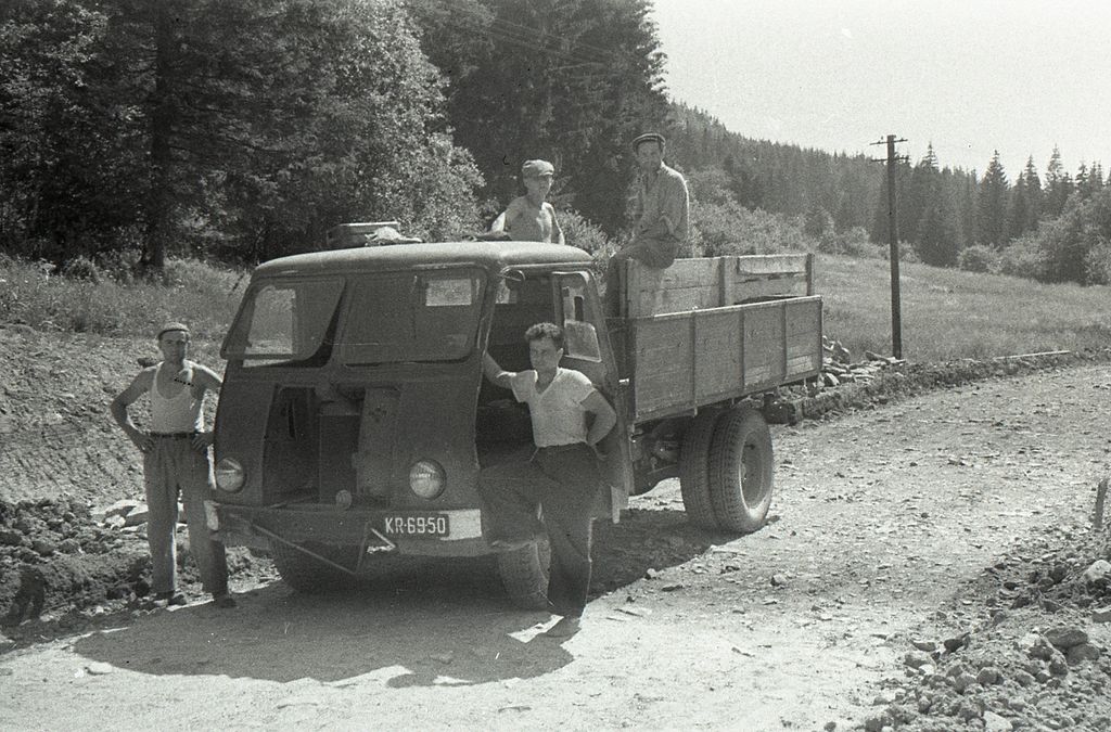 Plik:1956-60 Obóz wędrowny. Bieszczady. 2 GDH Watra 060 fot. Z.Żochowski.jpg