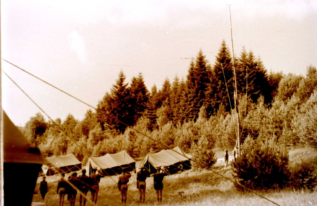 Plik:1957-58 Obóz stały w Bieszczadach. Watra 033 fot. Z.Żochowski.jpg