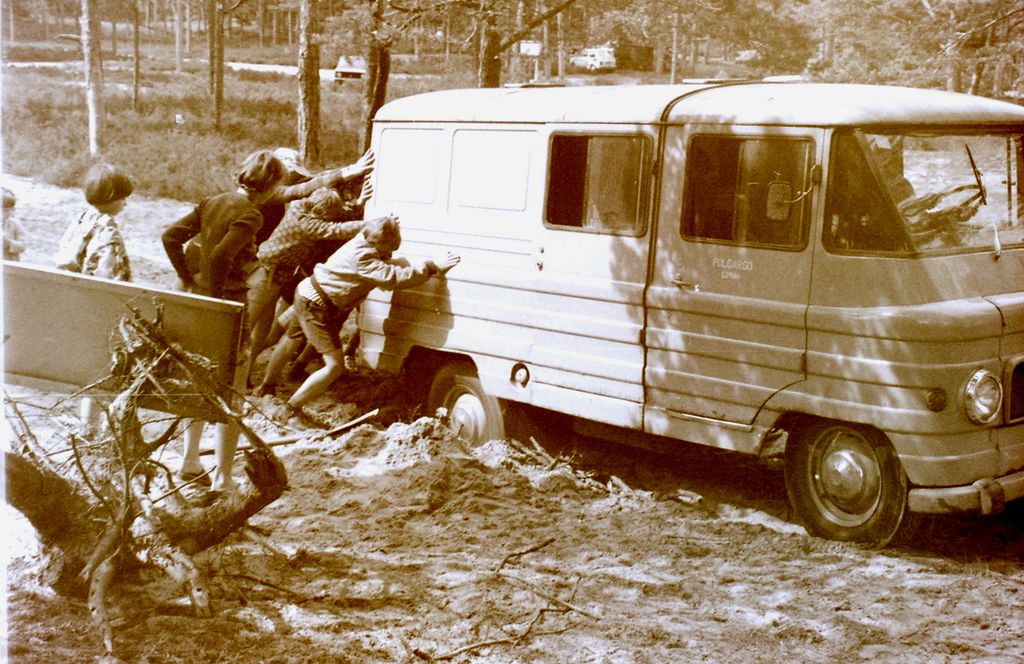 Plik:1977 Obóz wedrowny Jantar. Pobrzeżem Bałtyku. Watra 013 fot. Z.Żochowski.jpg