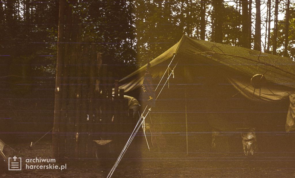 Plik:1985-07 08 Jez.Białe k. Machar Szarotka obóz stały Buchtowisko fot.J.Kaszuba 085.jpg