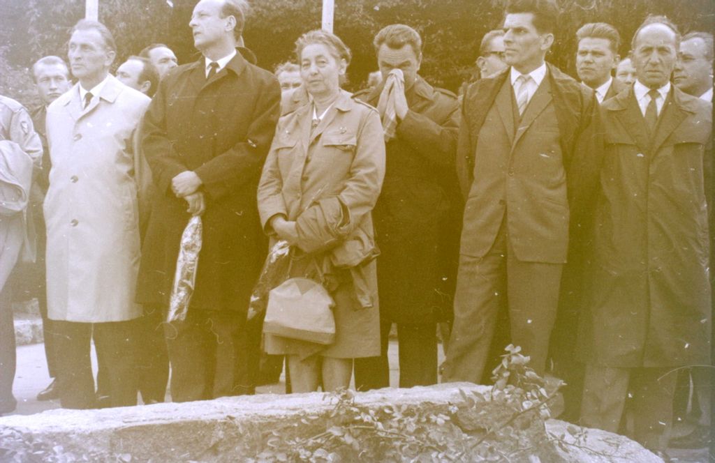 Plik:1966 Odsłonięcie pomnika harcerzy w Gdyni. Watra 016 fot. Z.Żochowski.jpg