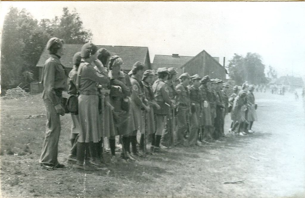 Plik:1977 Miedzno. Obóz stały Szczepu SP 10 Gdynia. 22 GDH067 fot. D.Zabrocki.jpg