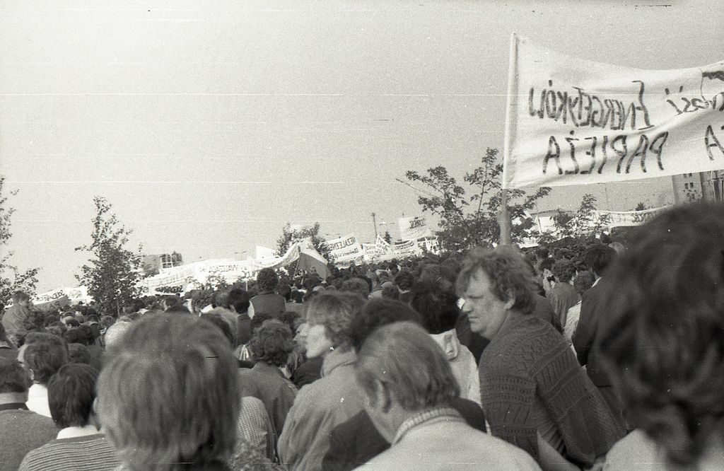 Plik:1987 Biała Służba. Gdynia, Gdańsk. Szarotka041 fot. Jacek Kaszuba.jpg