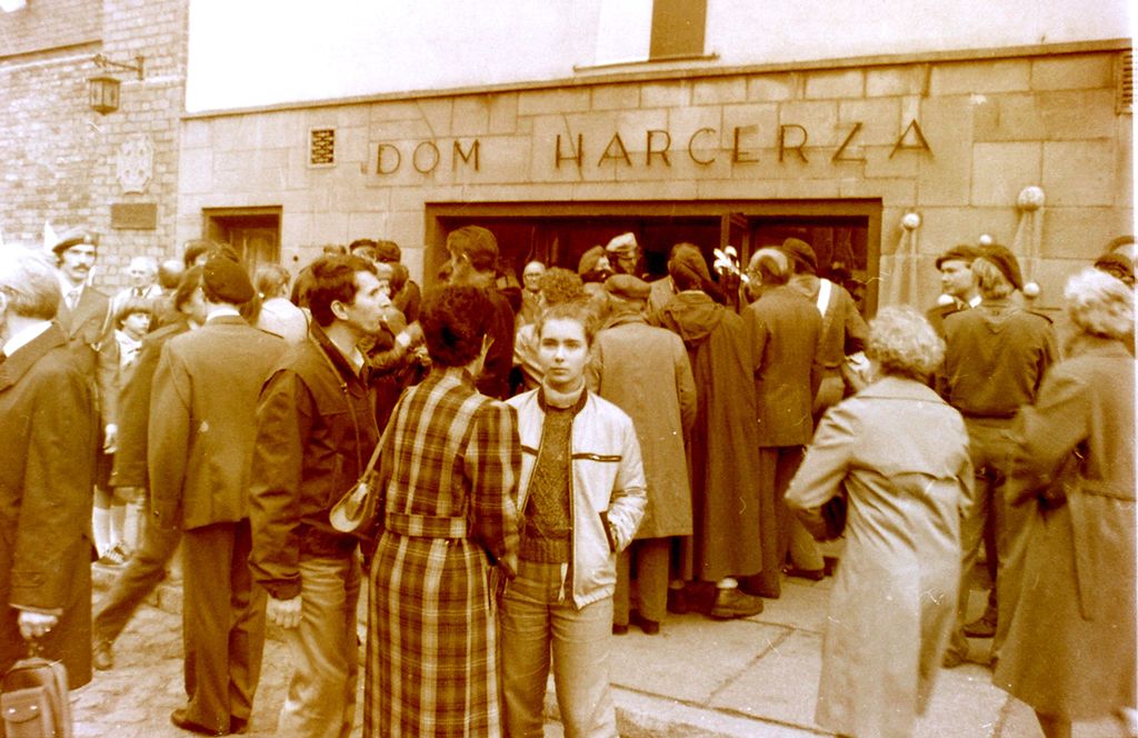 Plik:1981 Odsłonięcie tablicy na Domu Harcerza w Gdańsku. Watra 048 fot. Z.Żochowski.jpg