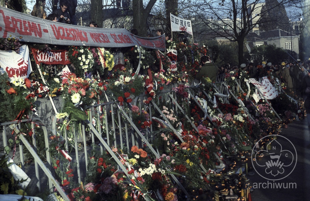 Plik:1984-11 Warszawa pogrzeb ks. Jerzego Popiełuszki Szczep Puszcza 016.jpg