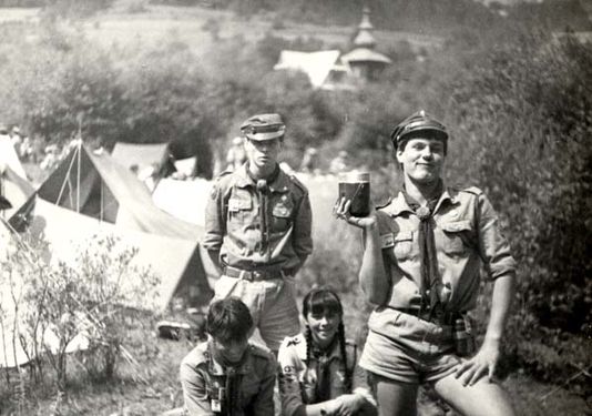1984 Szczawa. Zlot byłych partyzantów AK z udziałem harcerzy. Szarotka051 fot. J.Kaszuba.jpg