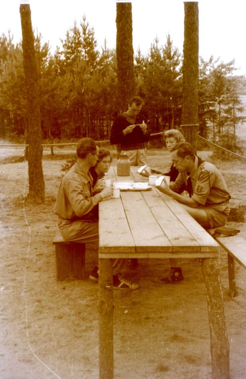 Plik:1956-60 Obóz harcerzy z Gdyni. Watra063 fot. Z.Żochowski.jpg