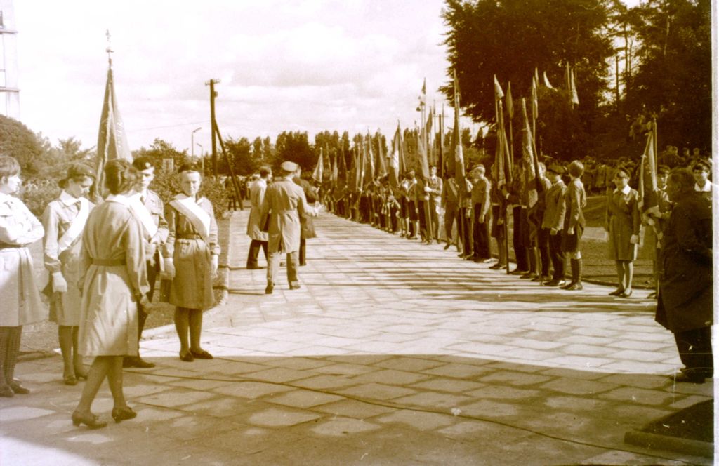 Plik:1966 Odsłonięcie pomnika harcerzy w Gdyni. Watra 003 fot. Z.Żochowski.jpg