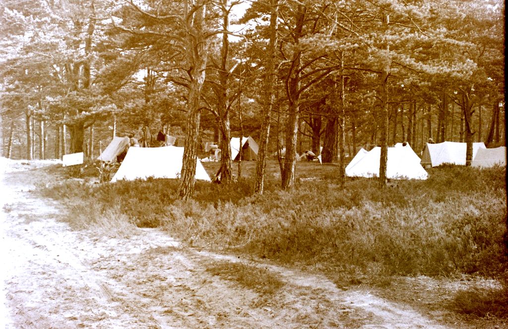 Plik:1977 Obóz wedrowny Jantar. Pobrzeżem Bałtyku. Watra 011 fot. Z.Żochowski.jpg