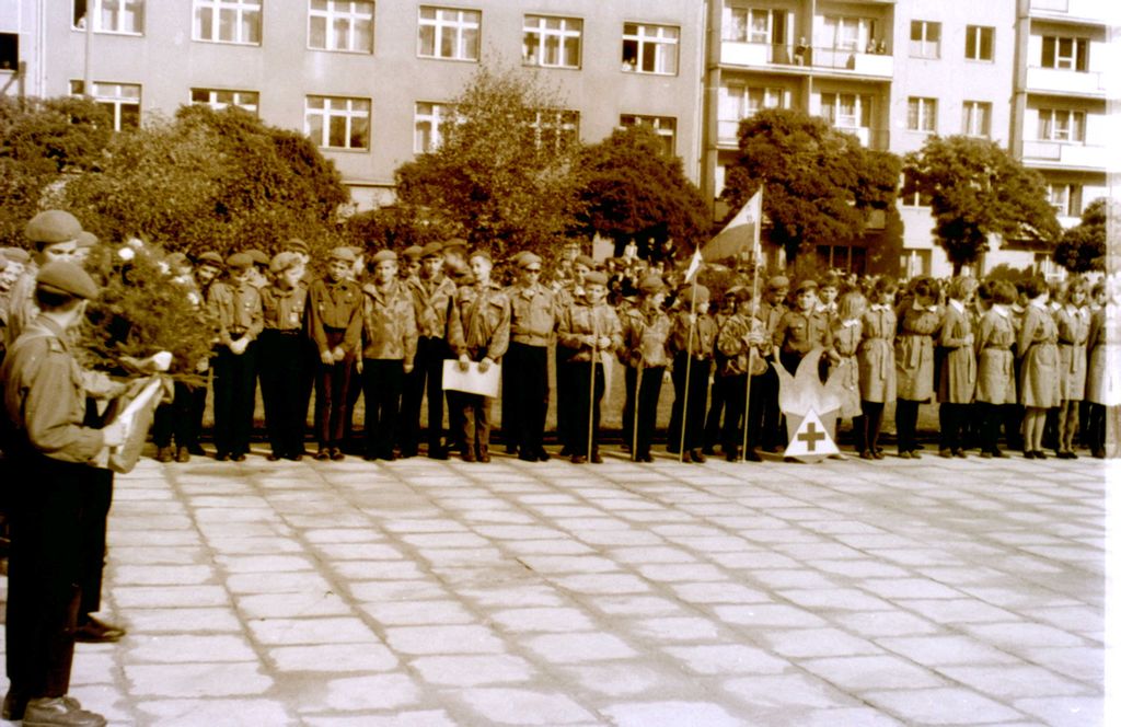 Plik:1966 Odsłonięcie pomnika harcerzy w Gdyni. Watra 064 fot. Z.Żochowski.jpg